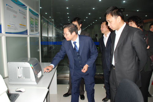刘召贵博士为来宾介绍爱游戏X荧光系列产品