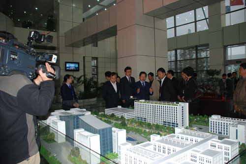 董事长刘召贵博士为来宾介绍爱游戏发展情况
